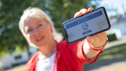 Ministerin Sinemus mit Smartphone  Ministerin Sinemus mit Smartphone Login für Digitale Dorflinde