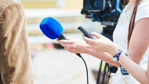 Reporter mit Mikrofonen