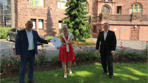 Übergabe des Förderbescheids v.l.n.r. Landrat Frank Matiaske, Digitalministerin Prof. Dr. Kristina Sinemus, OREG-Geschäftsführer Marius Schwabe Übergabe des Förderbescheids v.l.n.r. Landrat Frank Matiaske, Digitalministerin Prof. Dr. Kristina Sinemus, OREG-Geschäftsführer Marius Schwabe