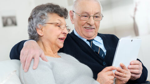 Zwei Senioren mit Tablet