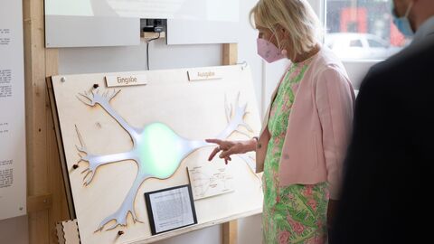 Ministerin Sinemus im Makerspace Gießen