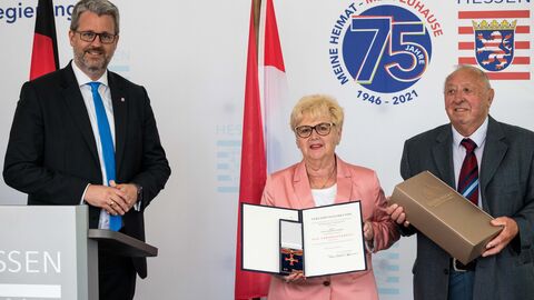 Patrick Burghardt, Anne-Trude Zieres mit Ehemann - Aushändigung Verdienstkreuz