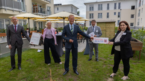 Gruppenbild mit Ministern Klose, Sinemus, Wintermeyer, Bürgermeister Tenge und Stützpunktleiterin Kompch-Maneshkarim