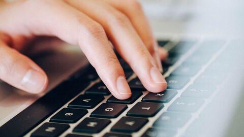 Tastatur Laptop Finger auf Tastatur