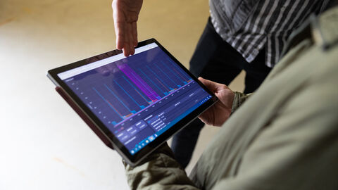 Veli2 Tablet zeigt Strom- und Wasserverbrauch