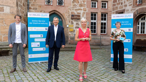 Gruppenfoto mit Digitalministerin Sinemus in Marburg