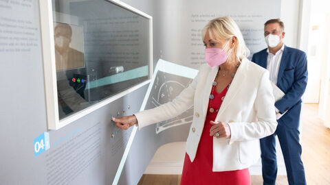 Ministerin Sinemus an einem Monitor im interaktiven Museum Wetzlar