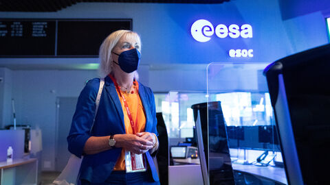 Ministerin Sinemus besucht ESOC