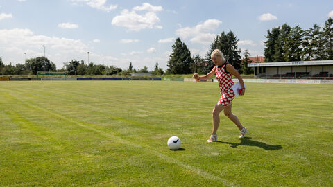 Ministerin Sinemus spielt Fussball