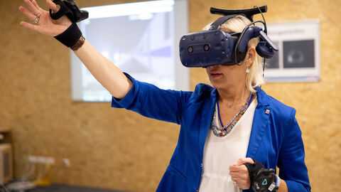 Ministerin Sinemus mit VR-Brille in der Landesfeuerwehrschule