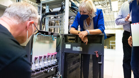 Ministerin Sinemus begutachtet Technikraum eines Mobilfunkmasten