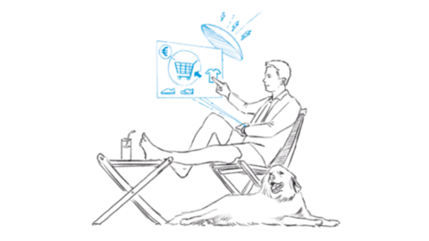 Mann auf einem Liegestuhl, der online einkauft, im Vordergrund liegt ein Golden Retriever