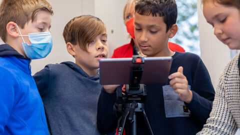 Schüler vor einem Tablet im "Digital Truck" Schüler vor einem Tablet im "Digital Truck"