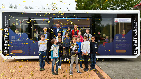 Schülerinnen und Schüler vor dem "Digital Truck" Schülerinnen und Schüler vor dem "Digital Truck"