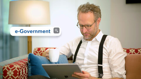 Ein Mann arbeitet aus dem Homeoffice Ein Mann arbeitet aus dem Homeoffice