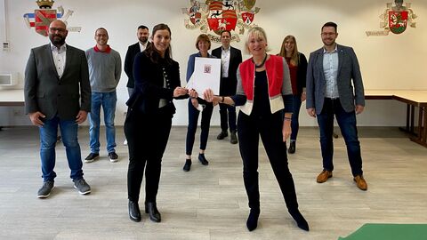 Bescheidübergabe durch Ministerin Kristina Sinemus an Lena Roth vom Scheffemer Kerbverein Bescheidübergabe durch Ministerin Kristina Sinemus an Lena Roth vom Scheffemer Kerbverein