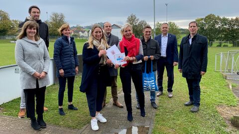 Bescheidübergabe durch Ministerin Kristina Sinemus an Carolin Handschuh vom TSV Lengfeld Bescheidübergabe durch Ministerin Kristina Sinemus an Carolin Handschuh vom TSV Lengfeld