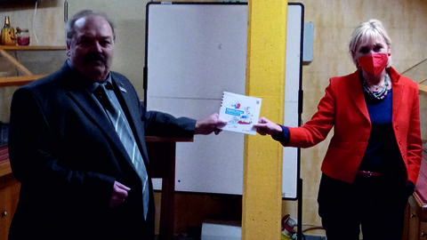 Winfried Jäger und Ministerin Sinemus bei der Übergabe