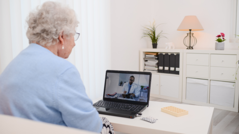 Ältere Frau nimmt an telemedizinischer Beratung am Bildschirm teil Ältere Frau nimmt an telemedizinischer Beratung am Bildschirm teil