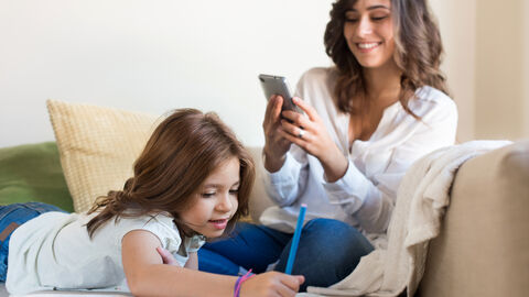 Frau und Mädchen am Handy