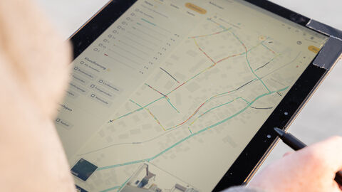 Blick auf Tablet mit Landkarte