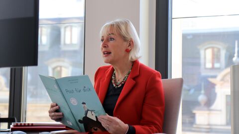 Digitalministerin Sinemus liest vor