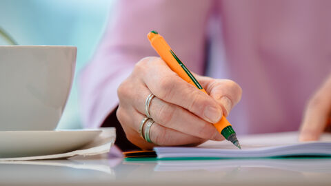 Digitalministerin Sinemus unterschreibt ein Dokument Digitalministerin Sinemus unterschreibt ein Dokument