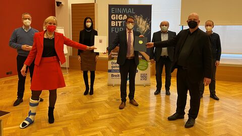 Digitalministerin Sinemus übergibt Förderbescheid