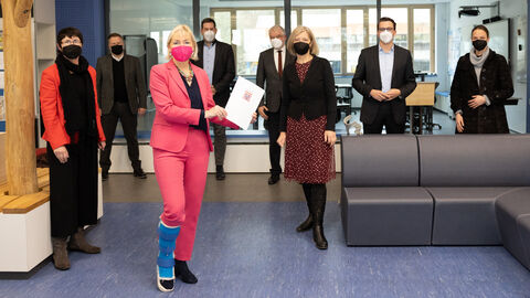 Digitalministerin überreicht Zuwendungsbescheid an die Landrätin des Landkreises Gießen, Anita Schneider.