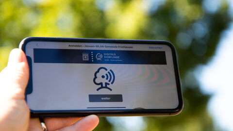 Symbolfoto Handy mit Webseite "Digitale Dorflinde"