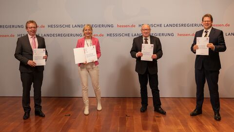 (v.l.n.r.) der Präsident des Hessischen Städte- und Gemeindebundes, Matthias Baaß, Digitalministerin Prof. Dr. Kristina Sinemus, der Präsident des Hessischen Landkreistages, Wolfgang Schuster, sowie der Präsident des  (v.l.n.r.) der Präsident des Hessischen Städte- und Gemeindebundes, Matthias Baaß, Digitalministerin Prof. Dr. Kristina Sinemus, der Präsident des Hessischen Landkreistages, Wolfgang Schuster, sowie der Präsident des