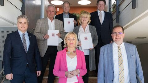 Bescheidübergabe im Bürgerhaus Atzbach