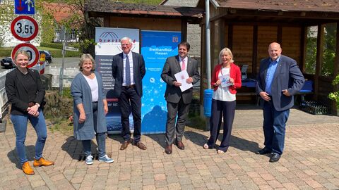 v.l.n.r.: Lisa Dreißler, Angelika Löber, Klaus Bernhardt, Marian Zachow, Minister Kristina Sinemus sowie Dr Horst Falk