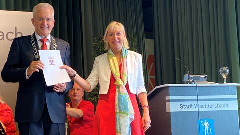 Digitalministerin Sinemus übergibt den Förderbescheid an Wächterbachs Bürgermeister Andreas Weiher Digitalministerin Sinemus übergibt den Förderbescheid an Wächterbachs Bürgermeister Andreas Weiher