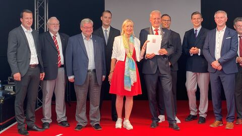 Digitalministerin überreicht den Bürgermeistern den Förderbescheid