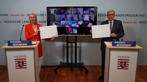 Ministerin Sinemus und Ministerpräsident Bouffier sowie die Vertreter der TKUs mit dem Glasfaserpakt