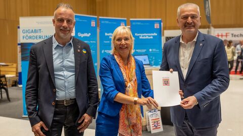 Digitalministerin Kristina Sinemus überreicht den Bescheid an Landrat Bernd Woide, links MdL Thomas Hering Digitalministerin Kristina Sinemus überreicht den Bescheid an Landrat Bernd Woide, links MdL Thomas Hering