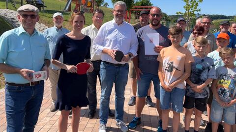 Staatssekretär Burghardt überreicht den Förderbescheid "Starkes Dorf" an die IG Spielplatz