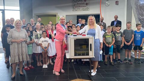 Digitalministerin Kristina Sinemus und Erste Kreisbeigeordnete Diana Stolz starten symbolisch die Glasfaseranbindung