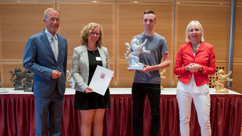 Preisverleihung Hessen smart gemacht - 2. Platz Kategorie Smarte Beteiligung "Online-Jugendaustausch" Gießen, Windhoek Preisverleihung Hessen smart gemacht - 2. Platz Kategorie Smarte Beteiligung "Online-Jugendaustausch" Gießen, Windhoek