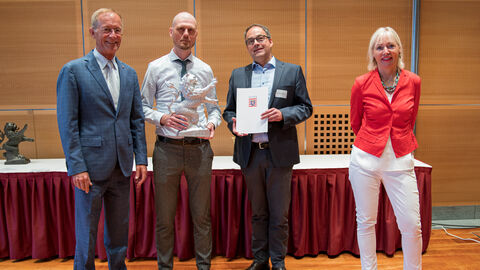 Preisverleihung Hessen smart gemacht - 2. Platz Kategorie Smartes Lernen Projekt "DigiGen", Frankfurt Preisverleihung Hessen smart gemacht - 2. Platz Kategorie Smartes Lernen Projekt "DigiGen", Frankfurt