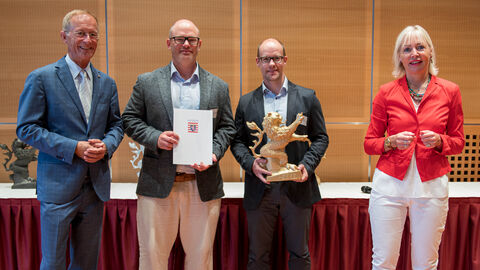 Preisverleihung Hessen smart gemacht - 1. Platz Kategorie Smartes Lernen Projekt "smartPAPER, Kassel Preisverleihung Hessen smart gemacht - 1. Platz Kategorie Smartes Lernen Projekt "smartPAPER, Kassel