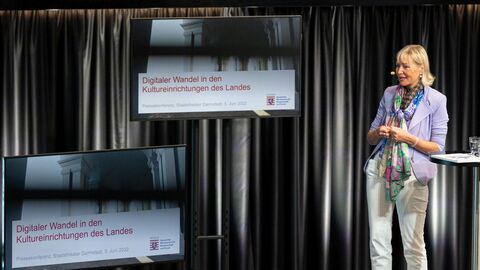 Ministerin Sinemus bei der Pressekonferenz