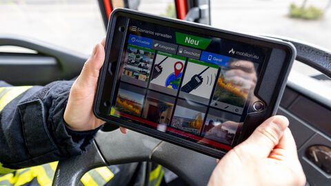 Feuerwehrmann hält Tablet in der Hand Feuerwehrmann hält Tablet in der Hand