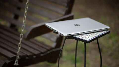 Tablet auf einem Tisch Tablet auf einem Tisch