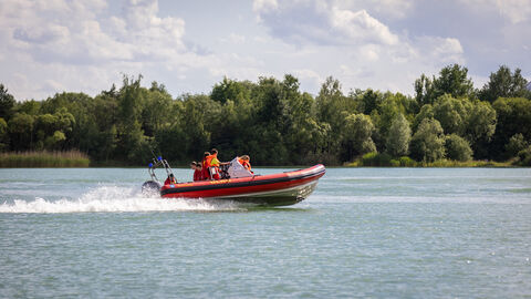 DLRG-Boot auf dem Wasser DLRG-Boot auf dem Wasser