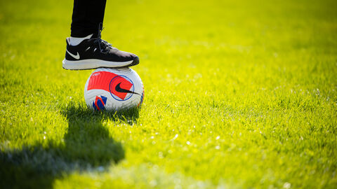 Fuß auf einem Fußball Fuß auf einem Fußball