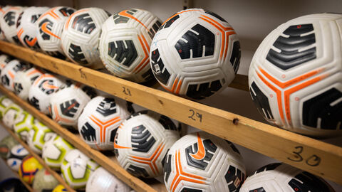 Fußbälle im Regal Fußbälle im Regal