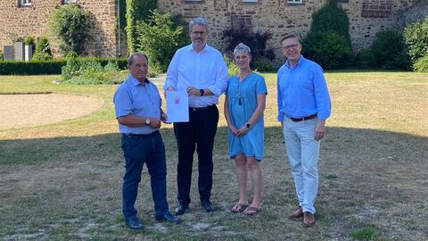 Staatssekretär Burghardt hat den Förderbescheid an die Stadt Neustadt überreicht