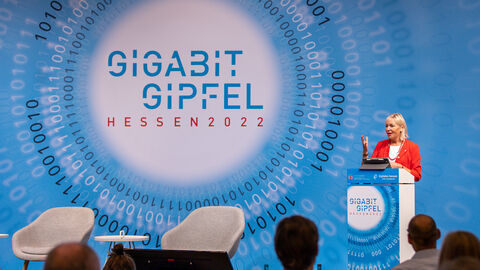 Ministerin Sinemus beim Gigabitgipfel Ministerin Sinemus beim Gigabitgipfel
